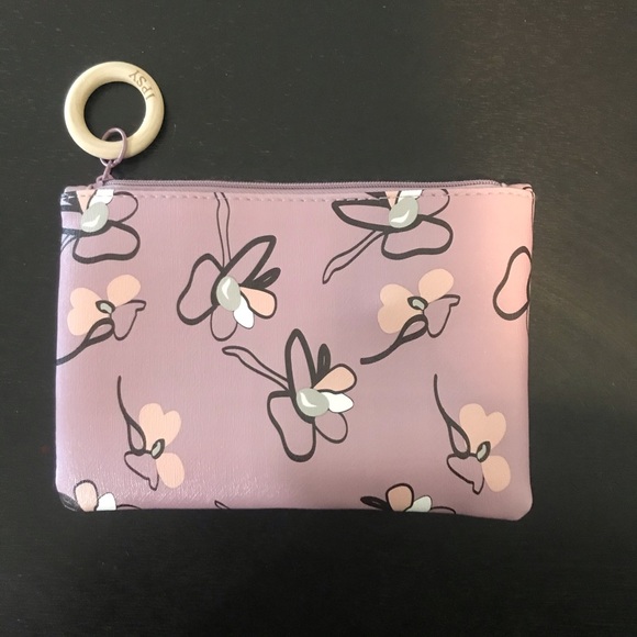 FREE Floral makeup pouch - Picture 1 of 3